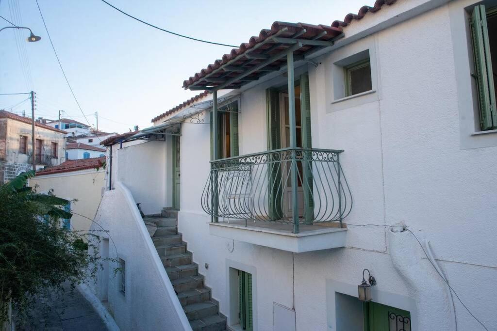Nadia'S Place Poros Town ภายนอก รูปภาพ